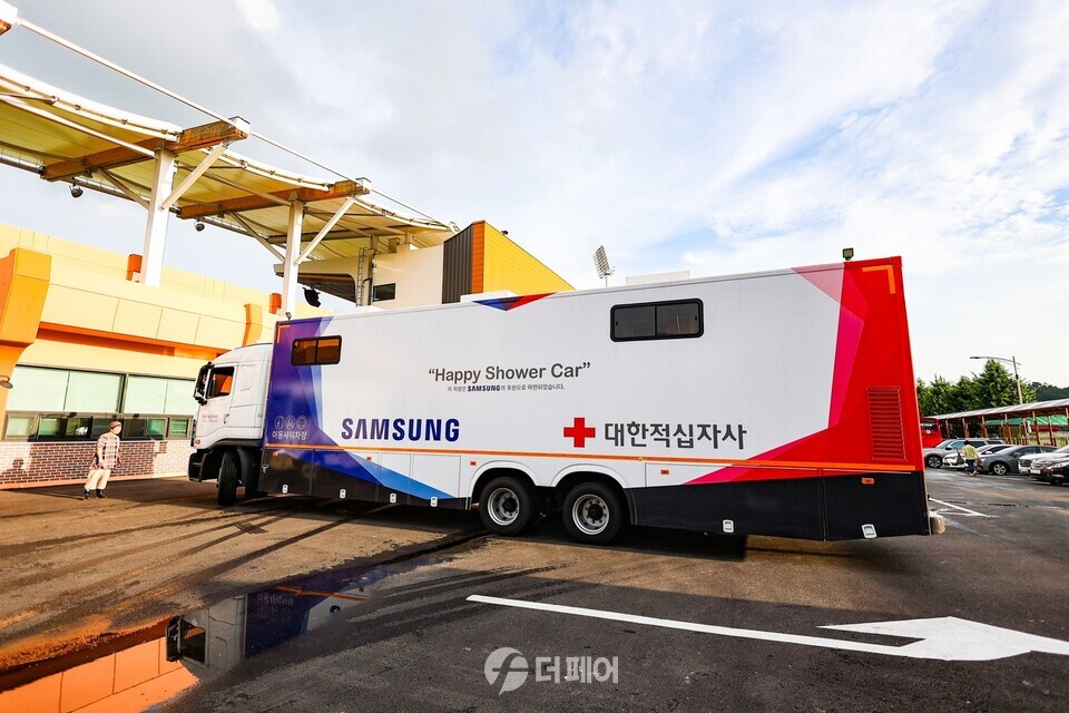 대한적십자사는 16일(일) 경북 예천스타디움에 이동샤워차량을 배치하여 이재민과 구호요원을 위한 샤워 서비스와 휴게공간을 제공하고 있다. / 사진제공=대한적십자사