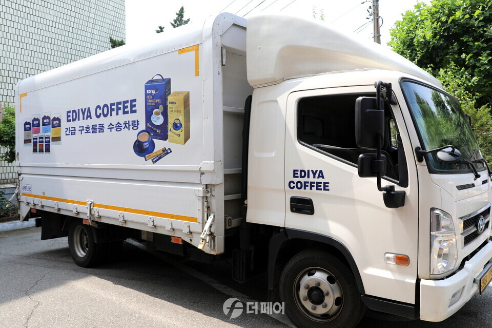 이디야커피 물류차량이 긴급구호물품을 싣고 출발하고 있다. / 사진제공=이디야커피
