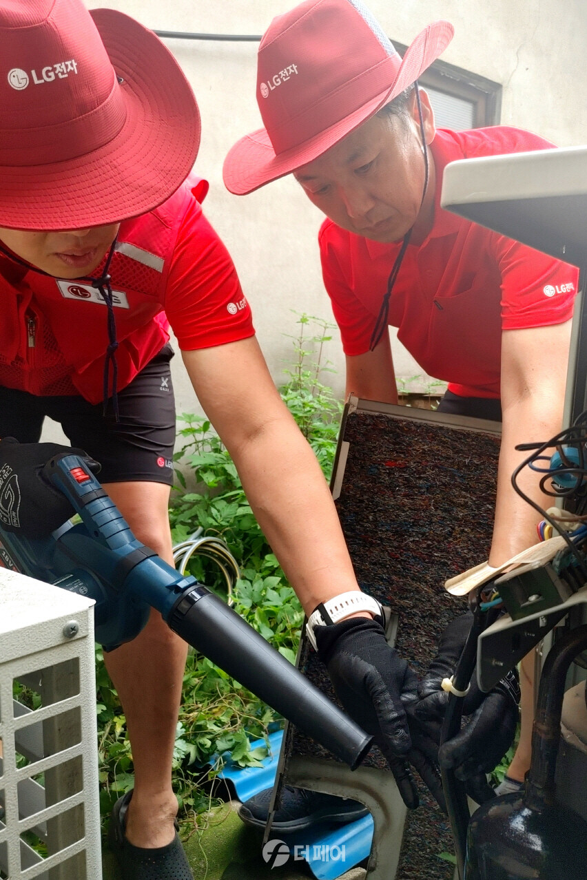 LG전자 서비스 매니저들이 지난 16일 충북 괴산 불정면 행복복지센터에 수해 서비스 거점을 마련해 복구 활동을 시작했다. / 사진제공=LG전자