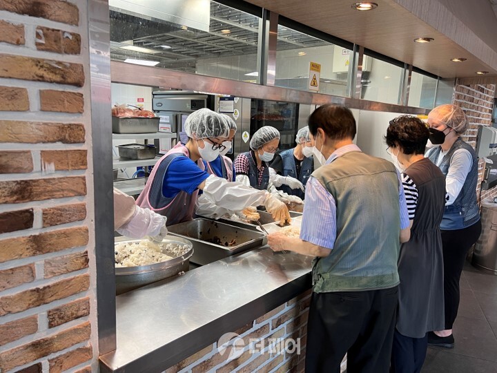 bhc그룹 해바라기 봉사단, 경로식당 봉사활동 진행 모습 / 사진제공=bhc