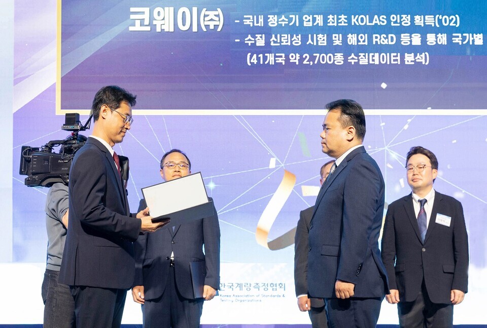 지난 19일 서울 엘타워에서 열린 ‘2023년도 세계인정의 날’ 기념식에서 김성환 코웨이 환경분석팀장이 진종욱 국가기술표준원장으로부터 산업통상자원부 장관상을 수여받고 있다. / 사진제공=코웨이
