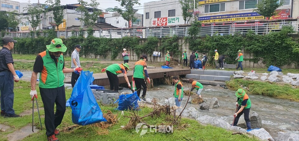 충주시 직능단체 수해복구 자원봉사에 구술땀 / 사진제공=충주시청