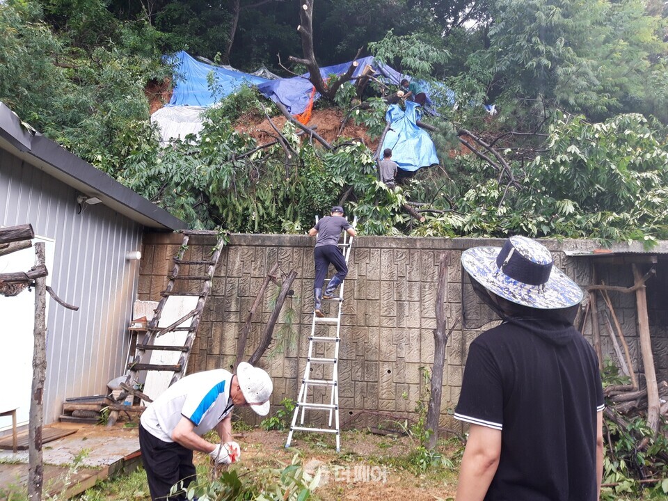충주시 직능단체 수해복구 자원봉사에 구술땀 / 사진제공=충주시청
