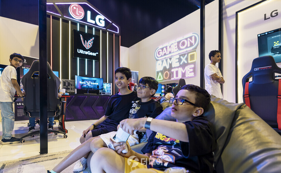 세계 최대 e스포츠 대회 '게이머스8' 관람객들이 LG전자 체험 공간에서 LG 울트라기어 게이밍 모니터와 LG 올레드 TV를 활용해 게임을 즐기고 있다. / 사진제공=LG전자