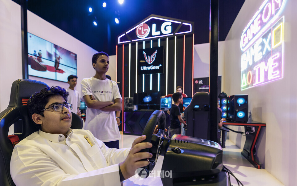 세계 최대 e스포츠 대회 '게이머스8' 관람객들이 LG전자 체험 공간에서 LG 울트라기어 게이밍 모니터와 LG 올레드 TV를 활용해 게임을 즐기고 있다. / 사진제공=LG전자