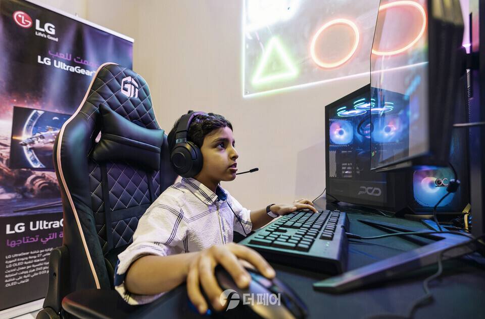 세계 최대 e스포츠 대회 '게이머스8' 관람객들이 LG전자 체험 공간에서 LG 울트라기어 게이밍 모니터와 LG 올레드 TV를 활용해 게임을 즐기고 있다. / 사진제공=LG전자