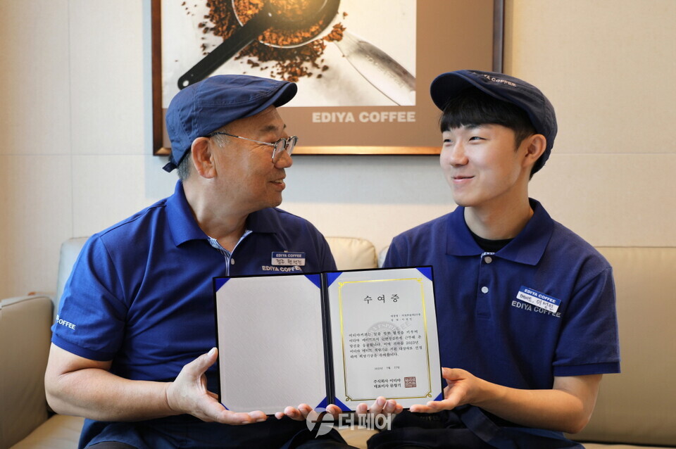 이디야커피 의정부DT점에서 현석진 점주(왼쪽)와 이성인 메이트가 이디야 메이트 희망기금 전달 기념촬영을 하고 있다. / 사진제공=이디야커피