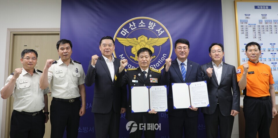 지난 12일 김인규 하이트진로 대표(오른쪽)가 마산소방서 소방공무원에게 간식과 선물을 직접 전달하고 있다. / 사진제공=하이트진로