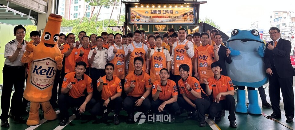 김인규 하이트진로 대표(왼쪽 세번째), 박재우 하이트진로 마산공장장(오른쪽 세번째), 이선장 마산소방서장(가운데)이 참석해 화재예방활동을 위한 업무협약을 체결했다. / 사진제공=하이트진로