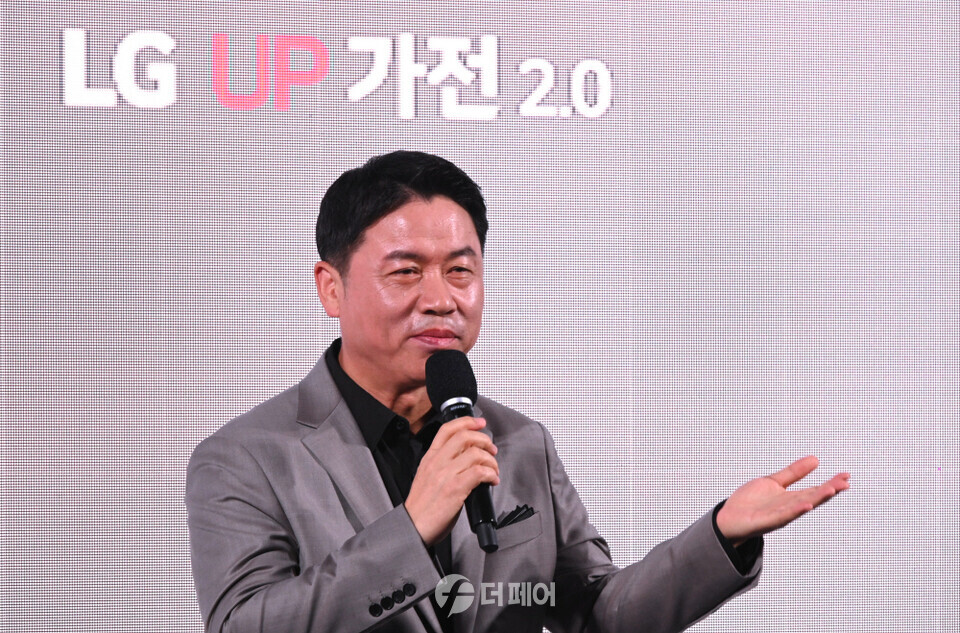 LG전자 H&A사업본부장 류재철 사장이 25일 서울 마곡 LG사이언스파크에서 생활가전을 스마트 홈 솔루션으로 전환시키는 'UP가전 2.0'을 소개하고 있다. / 사진제공=LG전자