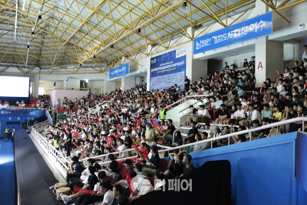 사진 2023 코리아오픈배드민턴선수권대회 체육관을 가득 채운 관중들