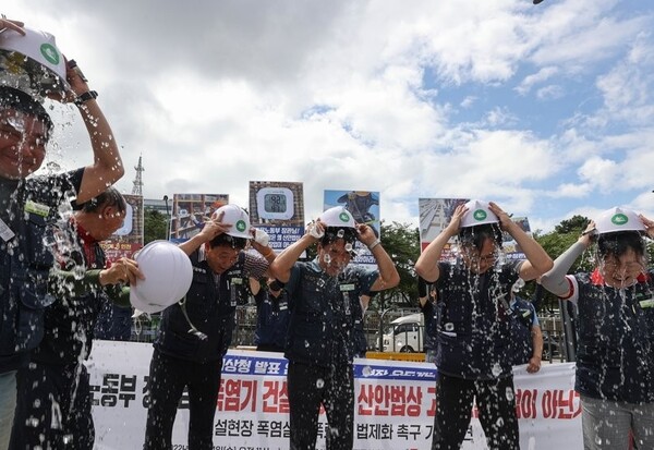 정부의 온열질환 특별 대책이 실외 작업장을 중심으로 시급하다는 의견이 제기된다. 사진은 건설노동자. 연합뉴스