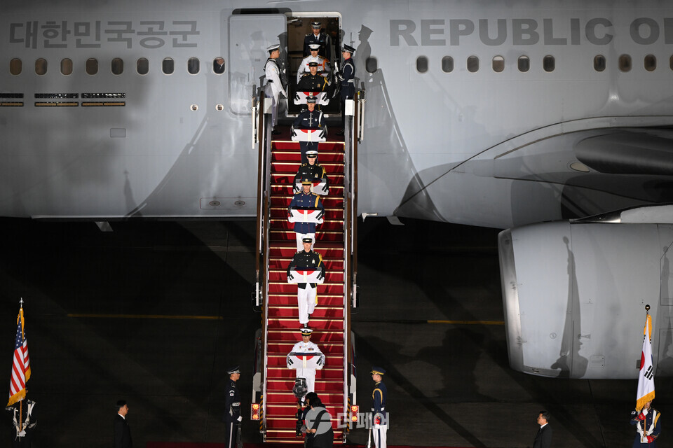 하와이 등에 안치됐던 6.25참전 국군전사자 유해가 서울공항을 통해 봉환되고 있다. / 사진제공=대통령실