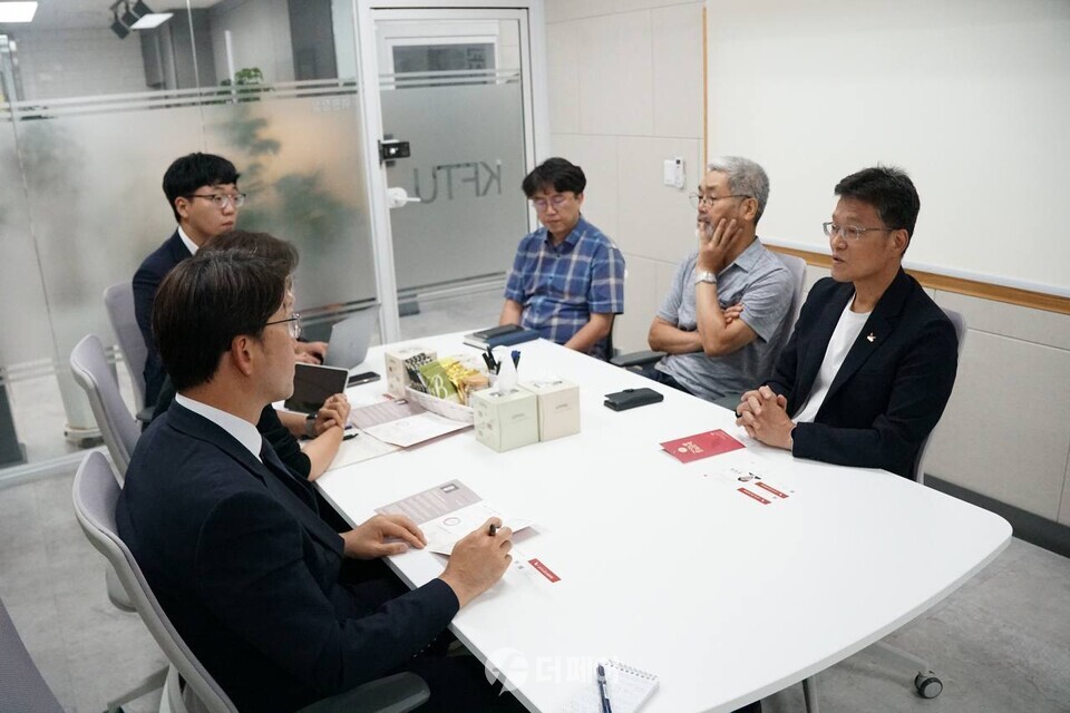 교사노동조합연맹과 만나 간담회를 하고 있다. / 사진제공=강성희 의원실