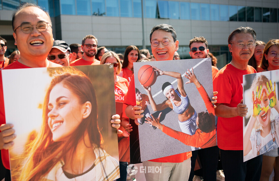 LG전자 이탈리아 법인의 임직원 약 100명이 현지시간 28일 조주완 사장이 참석한 가운데 밀라노 ‘지노 발레(Gino Valle)’ 광장에서 브랜드 슬로건 'Life’s Good(라이프스굿)'을 주제로 플래시몹 퍼포먼스를 펼쳤다. / 사진제공=LG전자