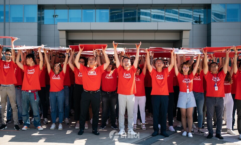 LG전자 이탈리아 법인의 임직원 약 100명이 현지시간 28일 조주완 사장이 참석한 가운데 밀라노 ‘지노 발레(Gino Valle)’ 광장에서 브랜드 슬로건 'Life’s Good(라이프스굿)'을 주제로 플래시몹 퍼포먼스를 펼쳤다. / 사진제공=LG전자