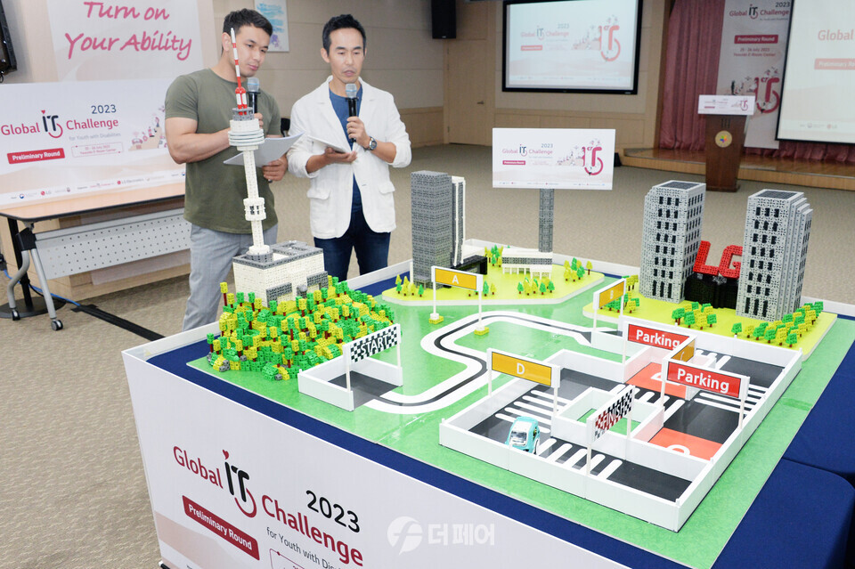 LG전자가 글로벌 ESG활동의 일환으로 2023 글로벌장애청소년IT챌린지를 개최했다. 사진은 자율주행차 코딩능력 평가 종목이 진행되고 있는 모습. / 사진제공=LG전자