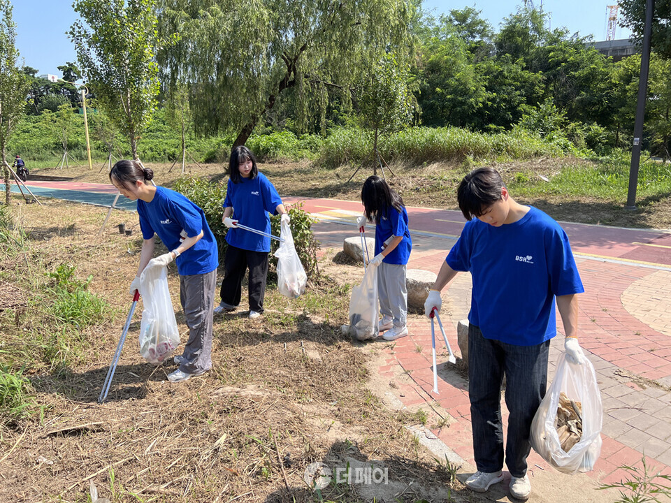 bhc그룹 해바라기 봉사단 탄천 수해 복구활동 / 사진제공=bhc