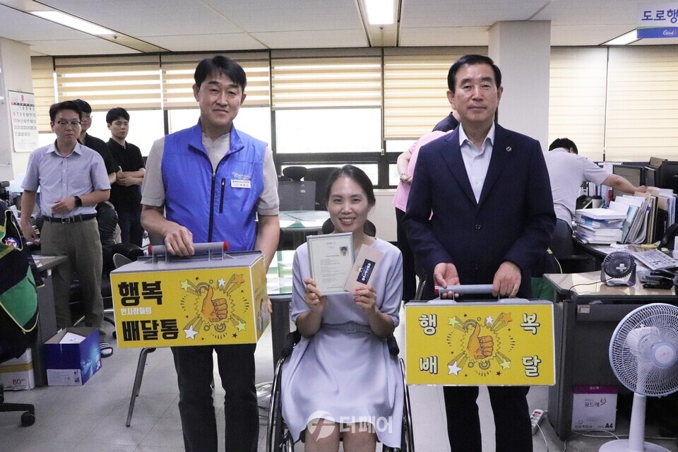 공무원노동조합 7월 행복배달통 전달 / 사진제공=충주시