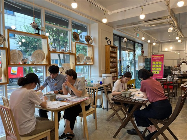 사진='국민건강보험공단 논산지사'직장인과 논산지역민이 함께 만드는 '건강아트거울' 활동 모습/사회적기업(주)잇다 제공 