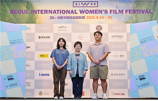 이미지=장명선 한국양성평등교육진흥원장(가운데)이 시상을 마친 후 이지원 감독(좌측), 채한영 감독(우측)과 함께 기념촬영을 하고 있다./한국양성평등교육진흥원 제공