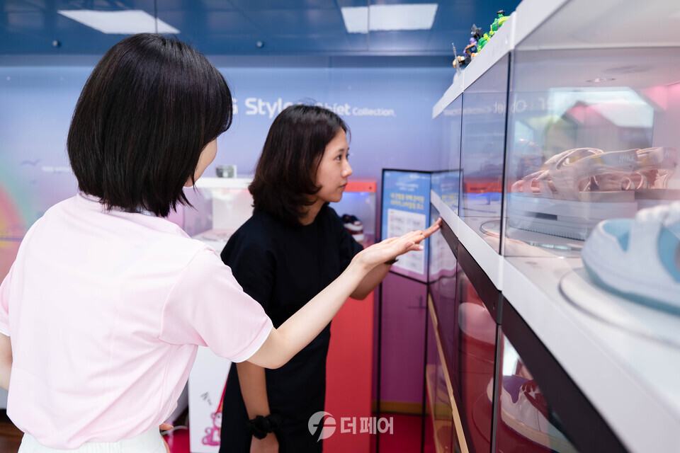 LG전자가 이달 20일까지 열리는 한강페스티벌 현장에서 차세대 신발관리 솔루션 ‘LG 스타일러 슈케어ㆍ슈케이스’ 체험존을 운영한다. 방문객이 반포한강공원 세빛섬 골든블루마리나 선착장에 마련된 체험존에서 스타일러 슈케이스에 전시된 한정판 신발을 감상하고 있다. / 사진제공=LG전자