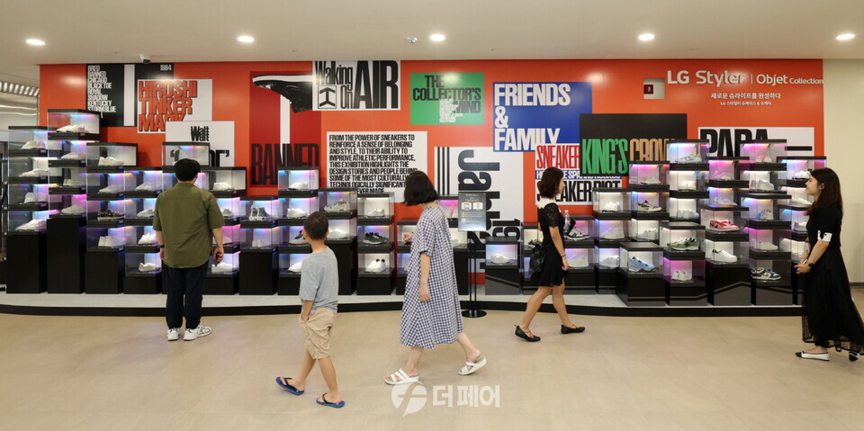 LG전자가 세종문화회관 세종미술관에서 열리고 있는 ‘스니커즈 언박스드 서울’ 전시회에서 7월 7일부터 9월 10일까지 스타일러 슈케이스를 활용한 대규모 특별 전시를 선보인다. 관람객들이 ‘LG 스타일러 슈케이스’와 한정판 스니커즈로 가득 채운 이색 전시를 보고 있다. / 사진제공=LG전자