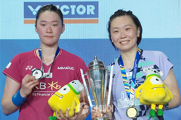 사진 2023 호주오픈배드민턴선수권대회 여자 단식 시상식에서 김가은(왼쪽)이 은메달을 목에 걸었다.