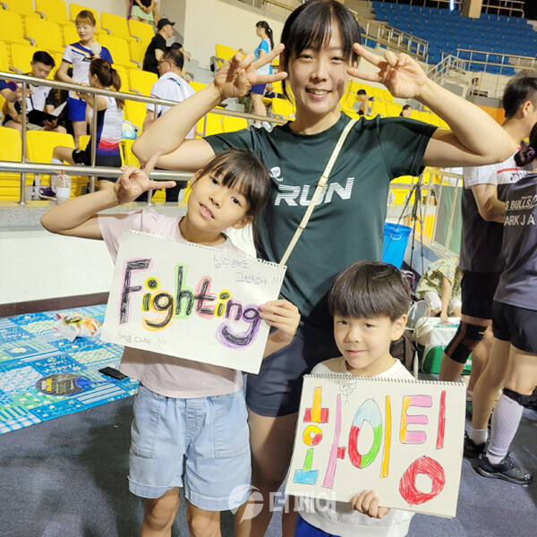 사진 2023 전국가족축제배드민턴대회에 참가한 이정미 씨와 아이들