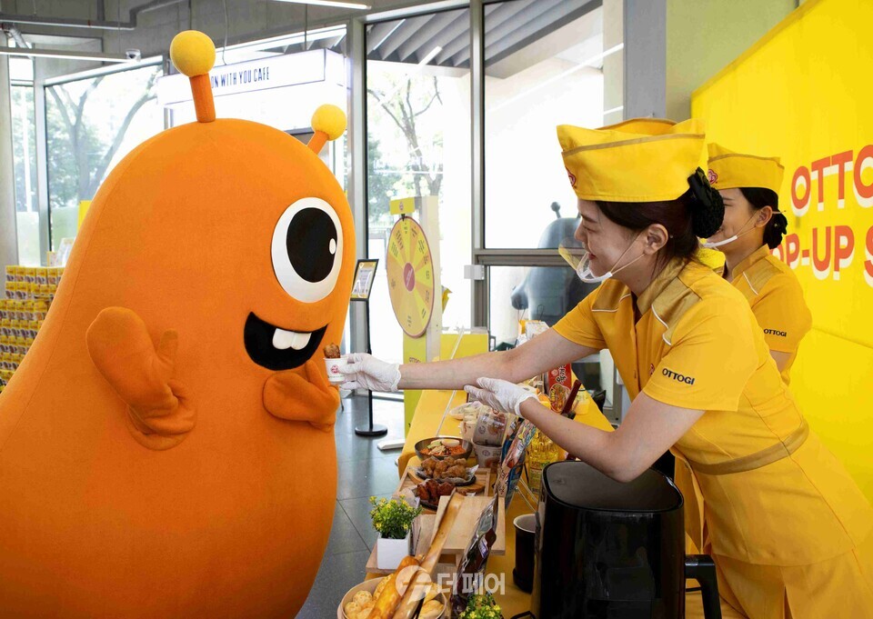 티몬이 오뚜기와 오는 11일까지 신사동 가로수길 티몬 카페 TWUC에서 ‘티몬X오뚜기 88데이’ 온·오프라인 연계 행사를 개최한다. 현장에 마련된 시식존에서 오뚜기의 인기 상품인 피자, 만두, 윙봉 등을 맛볼 수 있다. / 사진제공=티몬