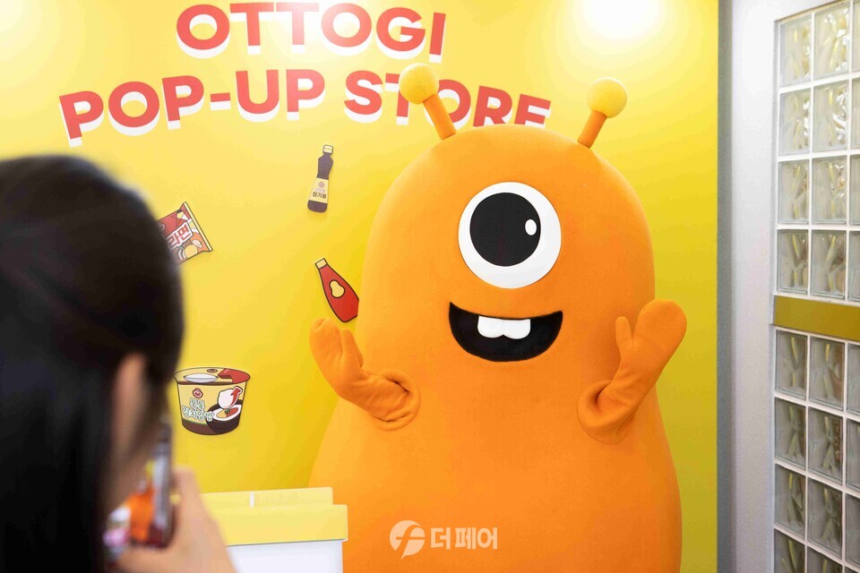 티몬이 오뚜기와 오는 11일까지 신사동 가로수길 티몬 카페 TWUC에서 ‘티몬X오뚜기 88데이’ 온·오프라인 연계 행사를 개최한다. 오뚜기 브랜딩으로 꾸며진 포토존에서 SNS 인증샷을 남기면 오뚜기 제품을 증정하는 이벤트를 열고 있다. / 사진제공=티몬