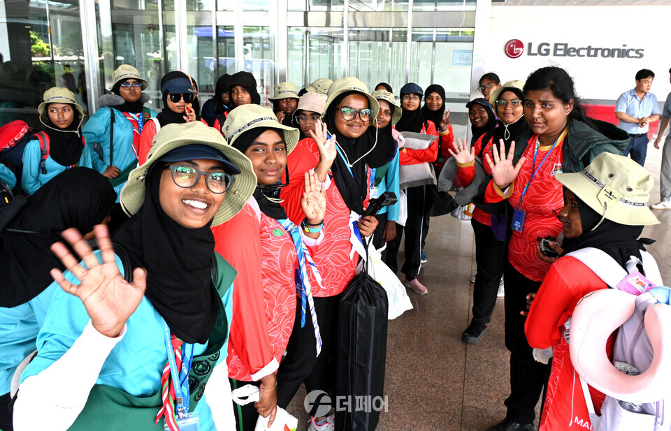 LG전자가 2023 새만금 세계스카우트 잼버리 참가자들의 숙소와 한국 전통문화체험 및 견학 프로그램 등을 긴급 지원한다. 사진은 8일 오후 경기도 평택 LG디지털파크에 마련된 숙소에 도착한 몰디브 국적 스카우트 대원들의 모습. / 사진제공=LG전자