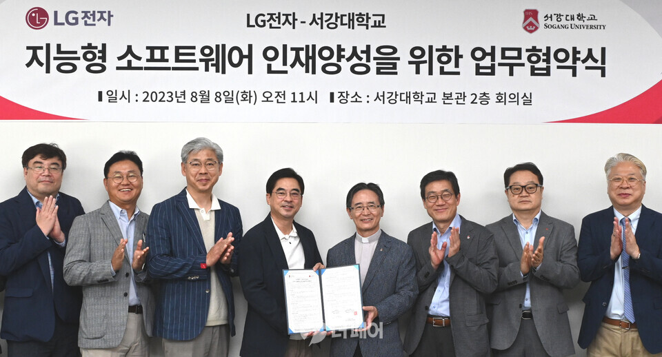 LG전자와 서강대학교는 컴퓨터공학과 내에   ‘LG전자 TV SW 강의’를 신설하고, 관련 분야 우수 인재 양성과 확보를 위해 협력키로 했다. (왼쪽 세 번째부터 차례대로) LG전자 정재철 HE연구소장, 박형세 HE사업본부장, 서강대학교 심종혁 총장, 서강대학교 전성훈 교학부총장 / 사진제공=LG전자