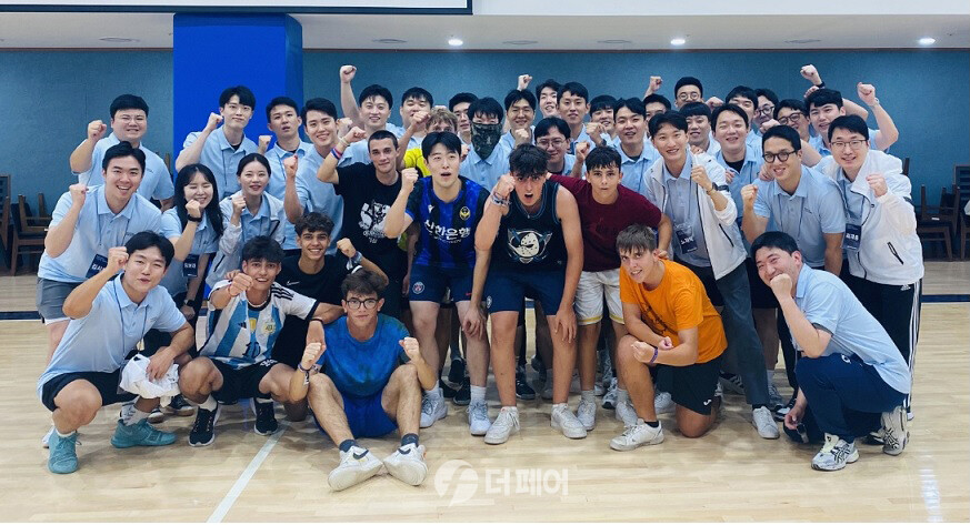 경기도 기흥에 위치한 신한은행 연수원 ‘블루캠퍼스’에서 스페인 잼버리 대원들과 신한은행 신입직원 연수생들이 농구 경기 후 기념 촬영하는 모습. / 사진제공=신한은행