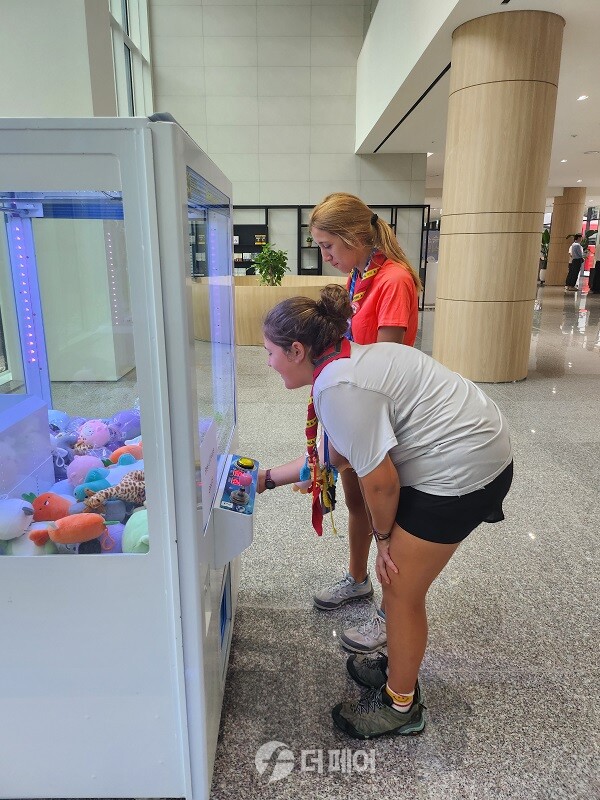 경기도 기흥에 위치한 신한은행 연수원 ‘블루캠퍼스’ K-트랜드 체험존에서 스페인 잼버리 대원들이 인형뽑기를 하는 모습 / 사진제공=신한은행