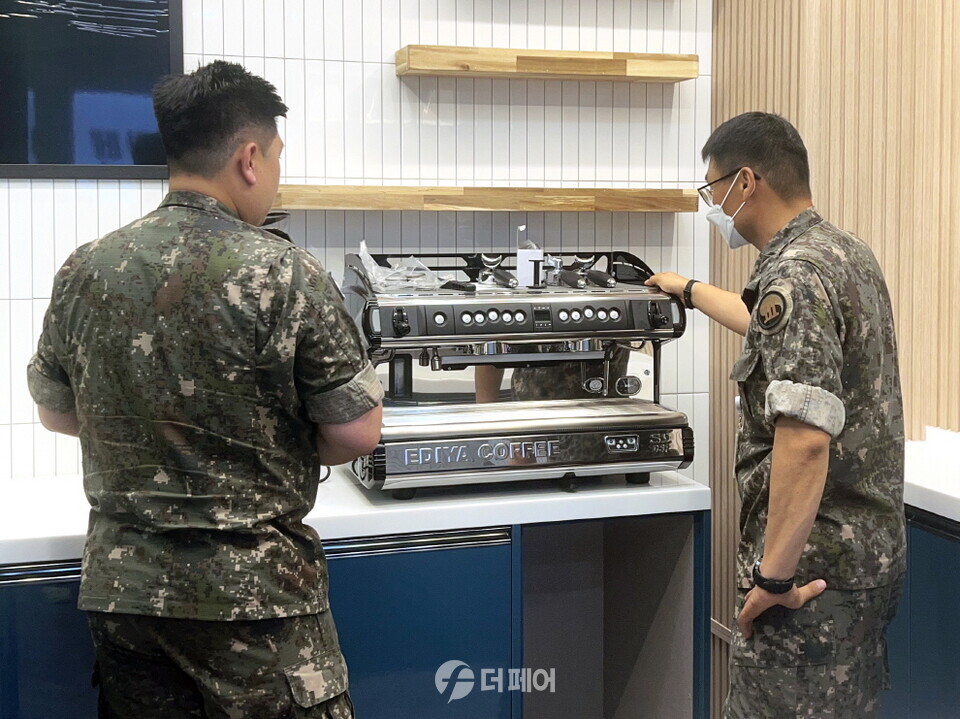 이디야커피가 지난 11일 육군 3사단에 감사의 마음을 담아 1천만 원 상당의 위문품을 전달했다. / 사진제공=이디야커피