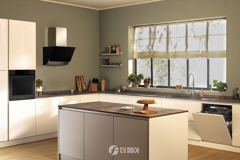 LG전자는 IFA 2023에서 우수한 성능의 단열재 적용과 최적화된 제어 기술을 통해 에너지 효율을 높인 인스타뷰 오븐 빌트인 신제품을 선보인다. LG전자 모델이 인스타뷰 오븐 빌트인 신제품을 사용하고 있다. / 사진제공=LG전자