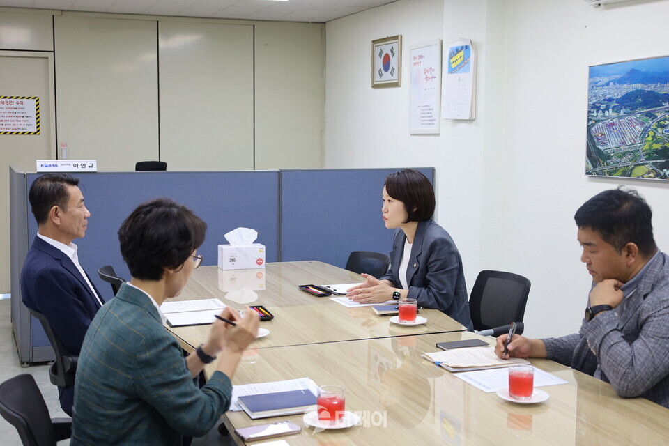 더불어민주당 이소영 의원이 17일 오봉역서 한문희 코레일 사장의 보고를 받고 있다. / 사진제공=이소영 의원실