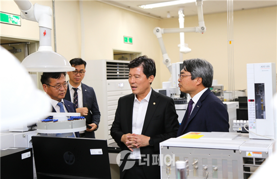 국민의힘 구자근 의원이 지난 16일 ‘배터리 활용성 증대를 위한 BaaS 실증기반 구축사업(이하 BaaS 기반 구축사업)’의 주무기관인 한국화학융합시험연구원(KTR) 과천본원을 방문했다 / 사진제공=구자근 의원실