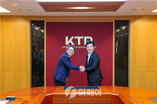 국민의힘 구자근 의원이 지난 16일 ‘배터리 활용성 증대를 위한 BaaS 실증기반 구축사업(이하 BaaS 기반 구축사업)’의 주무기관인 한국화학융합시험연구원(KTR) 과천본원을 방문해 김현철 KTR 원장과 인사를 나누고 있다. / 사진제공=구자근 의원실