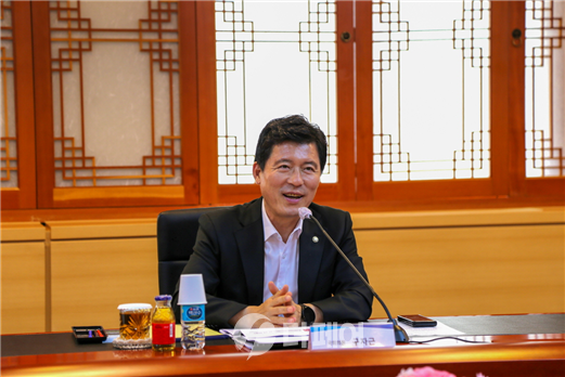 국민의힘 구자근 의원이 지난 16일 ‘배터리 활용성 증대를 위한 BaaS 실증기반 구축사업(이하 BaaS 기반 구축사업)’의 주무기관인 한국화학융합시험연구원(KTR) 과천본원을 방문해 발언하고 있다. / 사진제공=구자근 의원실