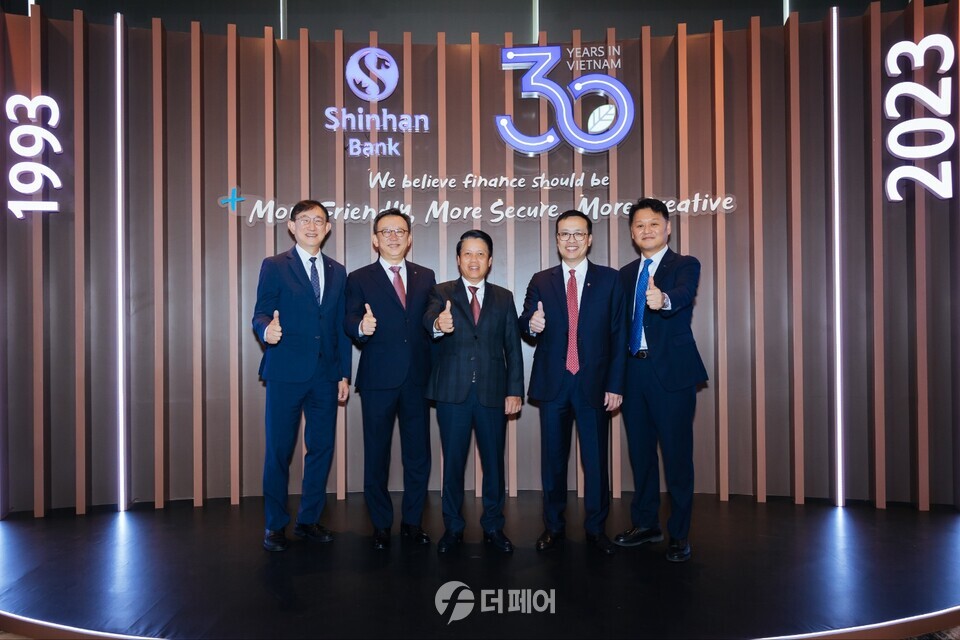 지난 18일 베트남 호치민시 인터콘티넨탈호텔에서 진행된 신한은행 베트남 진출 30주년 기념식에서 신한은행 정상혁 은행장(왼쪽 두번째)과 베트남 중앙은행 PHAM TIEN DZUNG 부총재(왼쪽 세번째), Vietcom은행 PHAM QUANG DZUNG 회장(왼쪽 네번째)이 관계자들과 기념촬영하는 모습. / 사진제공=신한은행