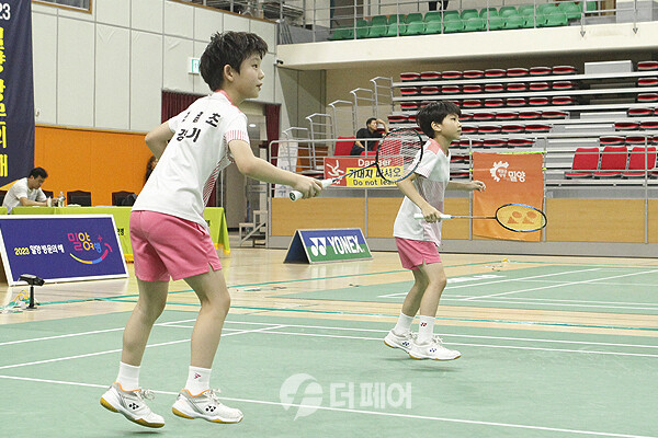 사진 2023 한국초등배드민턴연맹 회장기 전국학생선수권대회 여자초등부 4학년 복식 결승에 오른 진말초등학교 김채원-김하영