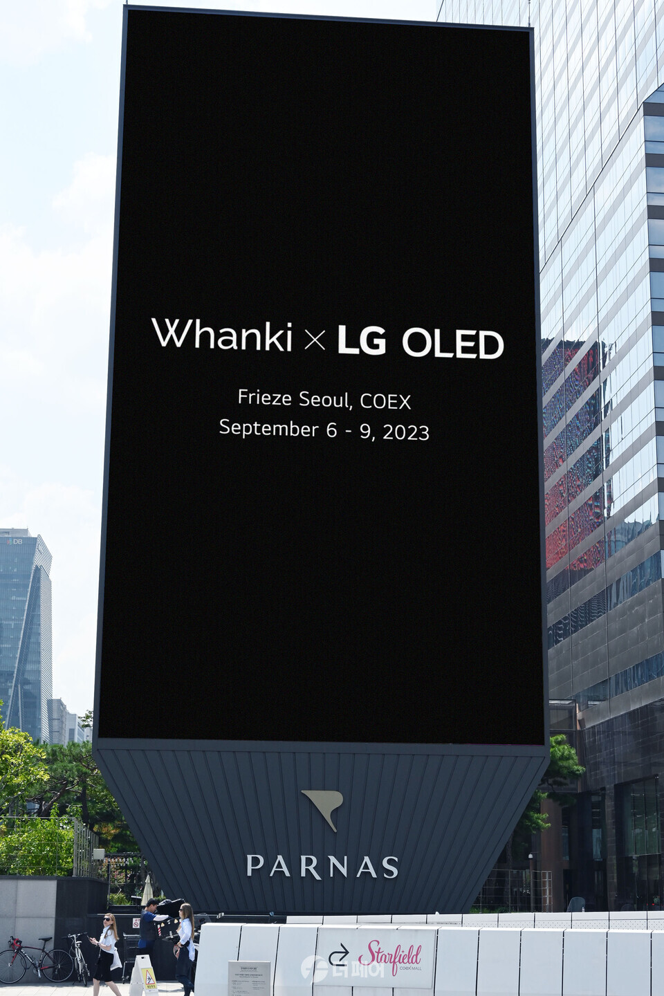 LG전자는 내달 6일부터 나흘간 코엑스에서 열리는 세계적인 아트페어 ‘프리즈’에 업계 최초로 공식 헤드라인 파트너로서 참가해 거장의 예술작품을 올레드 TV로 생생하게 선보인다. 사진은 삼성동 파르나스 미디어타워 전광판에서 예고 영상을 상영하고 있는 모습. / 사진제공=LG전자