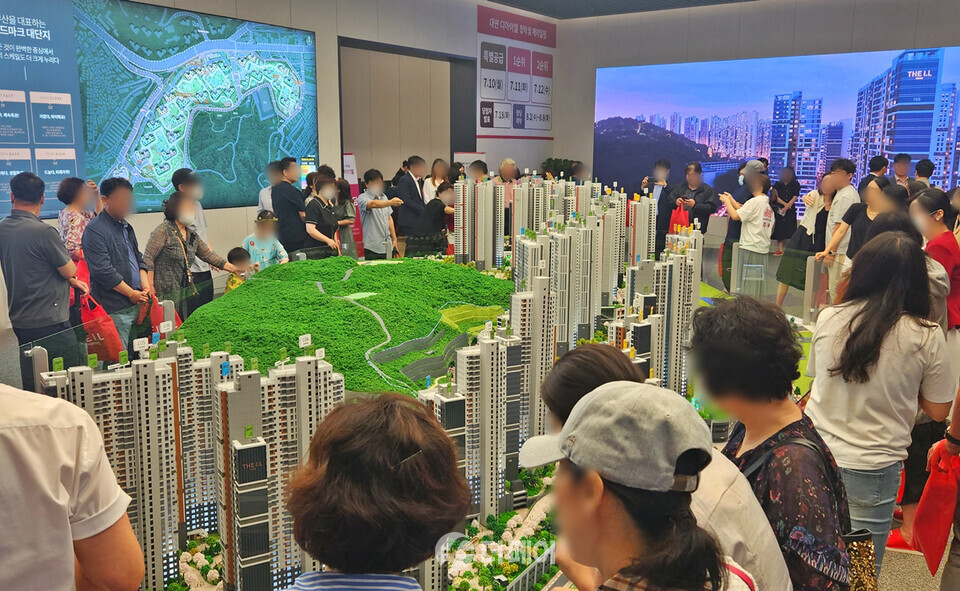 고객들이 ’대연 디아이엘’ 견본주택을 둘러보고 있다 / 사진제공=롯데건설