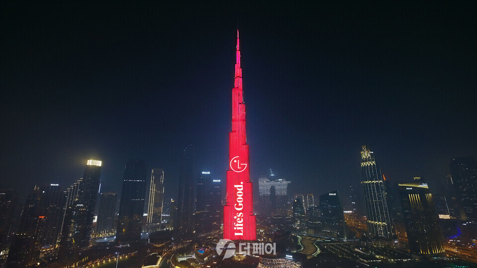 LG전자는 지난 22일부터 해외 주요 랜드마크와 국내외 주요 도시 옥외전광판에 브랜드 홍보 영상을 선보이며 'Life's Good(라이프스굿)' 글로벌 브랜드 캠페인을 시작했다. 사진은 아랍에미리트 두바이에 위치한 높이 828m의 세계 최고층 빌딩인 부르즈 할리파 건물 전면에 브랜드 홍보 영상을 노출하고 있는 모습. / 사진제공=LG전자