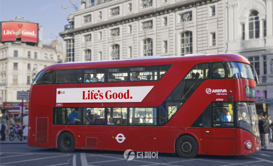 LG전자는 지난 22일부터 해외 주요 랜드마크와 국내외 주요 도시 옥외전광판에 브랜드 홍보 영상을 선보이며 'Life's Good(라이프스굿)' 글로벌 브랜드 캠페인을 시작했다. 사진은 영국 런던 피카딜리 광장에 위치한 옥외전광판서 브랜드 홍보 영상을 노출하고 Life's Good 브랜드 슬로건을 꾸민 빨간 2층 버스가 운행중인 모습. / 사진제공=LG전자
