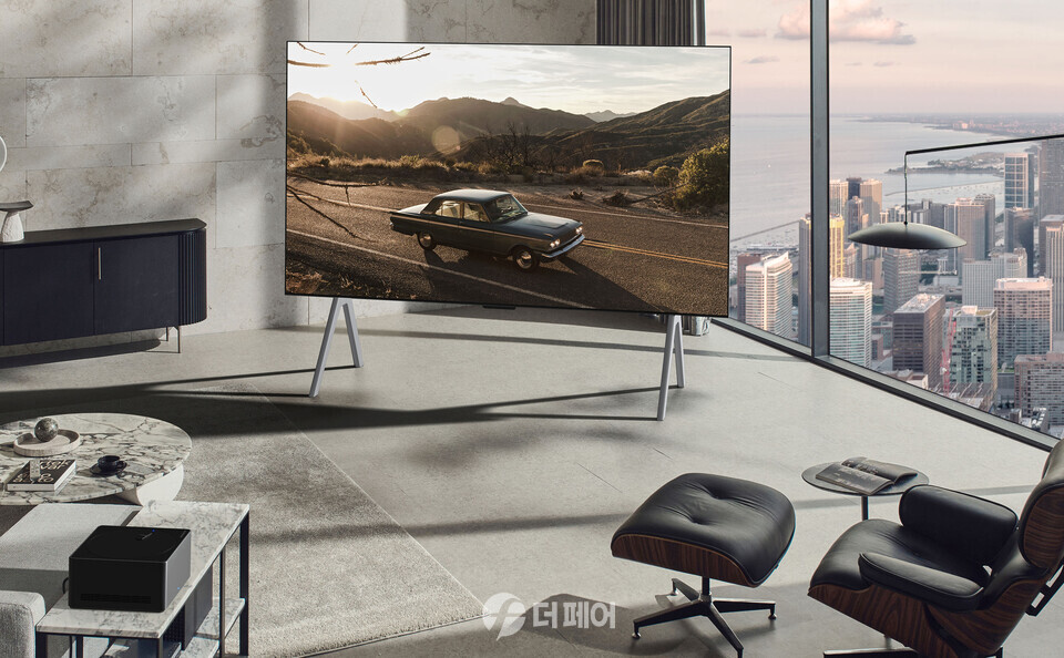 LG전자가 세계 최대 97형을 비롯, 83형/77형 초대형 무선 올레드 TV 시리즈를 앞세워 초대형 프리미엄 TV 시장 공략에 나선다. 사진은 LG 시그니처 올레드 M이 집 안 공간에 조화롭게 배치된 모습. / 사진제공=LG전자