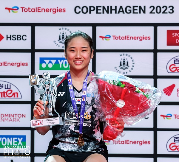 사진 2023 세계개인배드민턴선수권대회 여자 단식 우승을 차지한 안세영이 금메달을 목에 걸었다. BADMINTON PHOTO