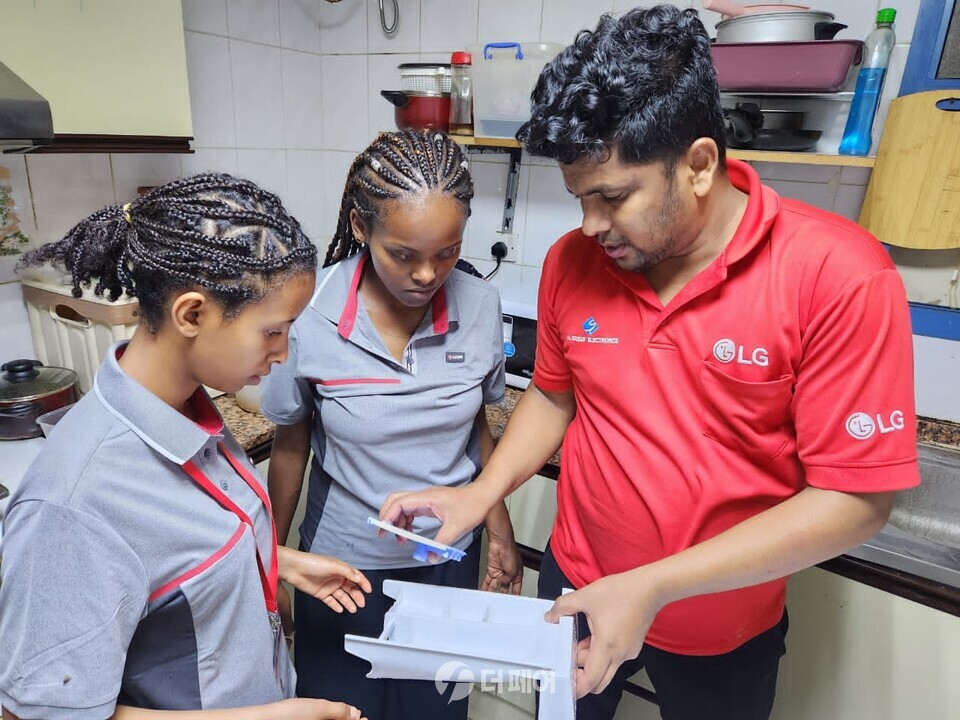 에티오피아 LG-KOICA 희망직업훈련학교 학생들이 가전제품에 대한 교육을 받고 있다. / 사진제공=LG전자